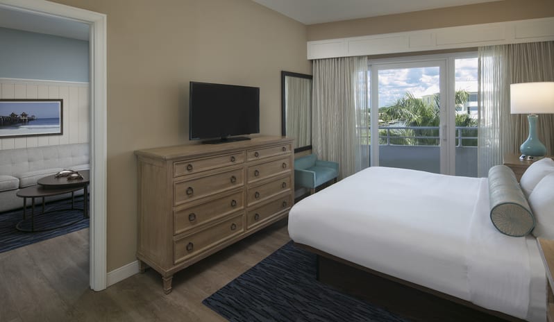 Edgewater Hotel - Tower Napples Suite Bedroom